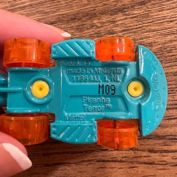 Hot Wheels Piranha Terror Toy Car 2014 Mattel Yellow/Orange Wheels Blue Base - Picture 5 of 5